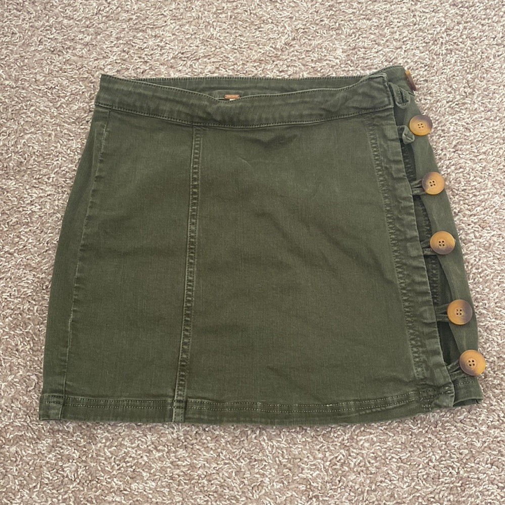 Free People skirt with buttons. Size: 6